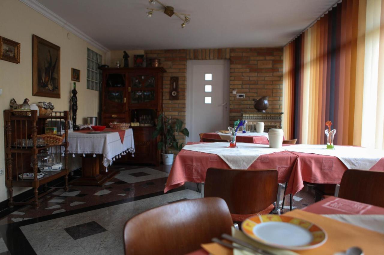 Barokk Antik Guest House Kecskemét Exteriör bild