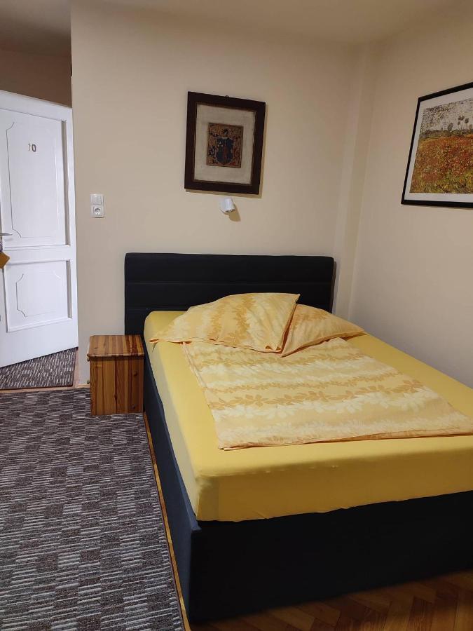 Barokk Antik Guest House Kecskemét Exteriör bild